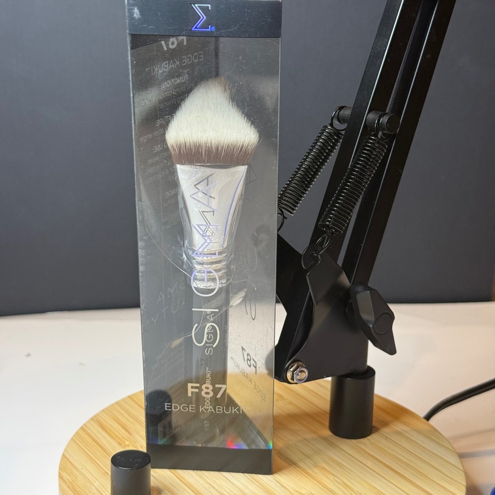 Sigma • F87 Edge Kabuki • Makeup Brush Triangular Precision • Med to Full • NEW